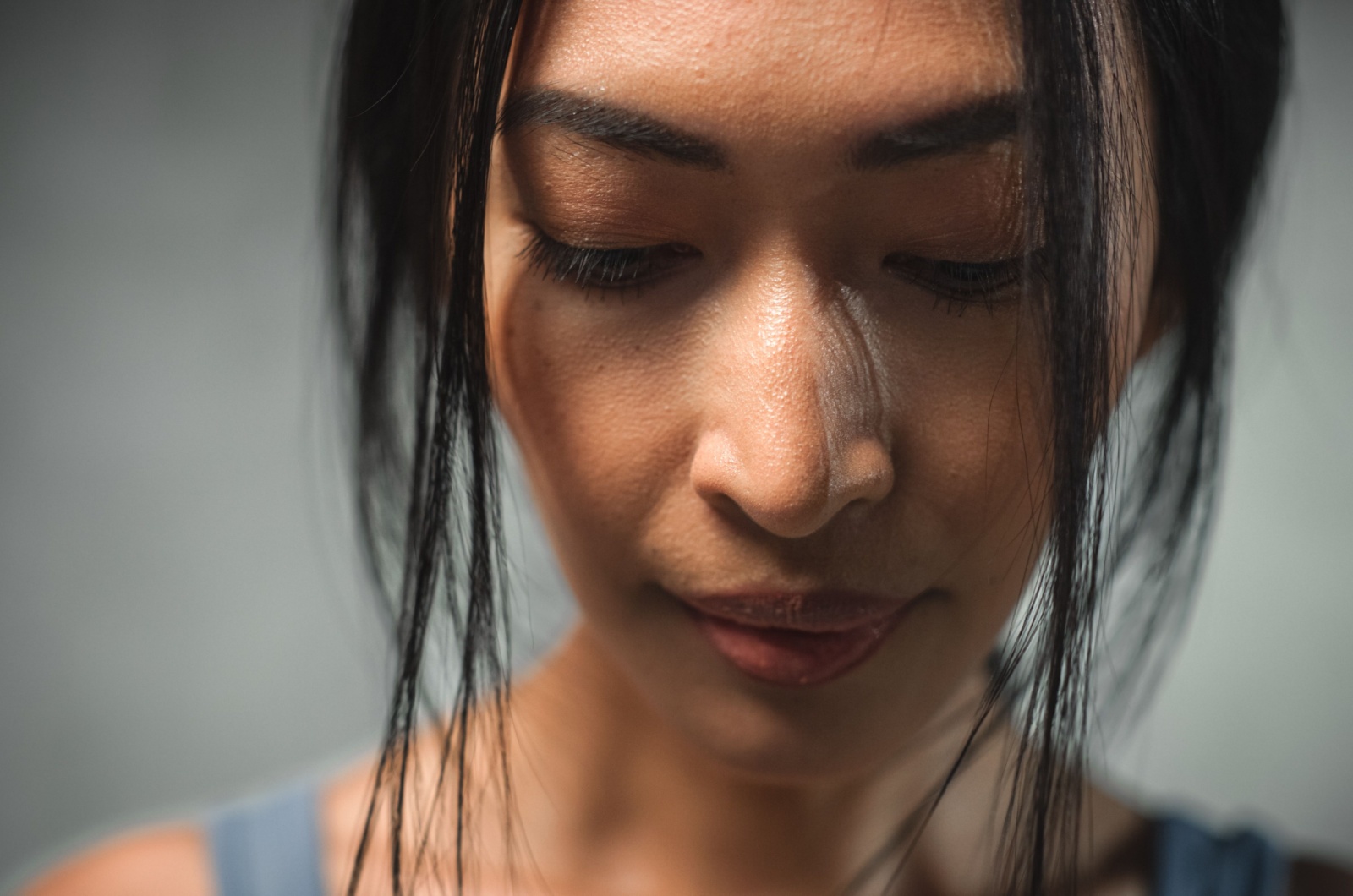 frau sieht traurig nach unten