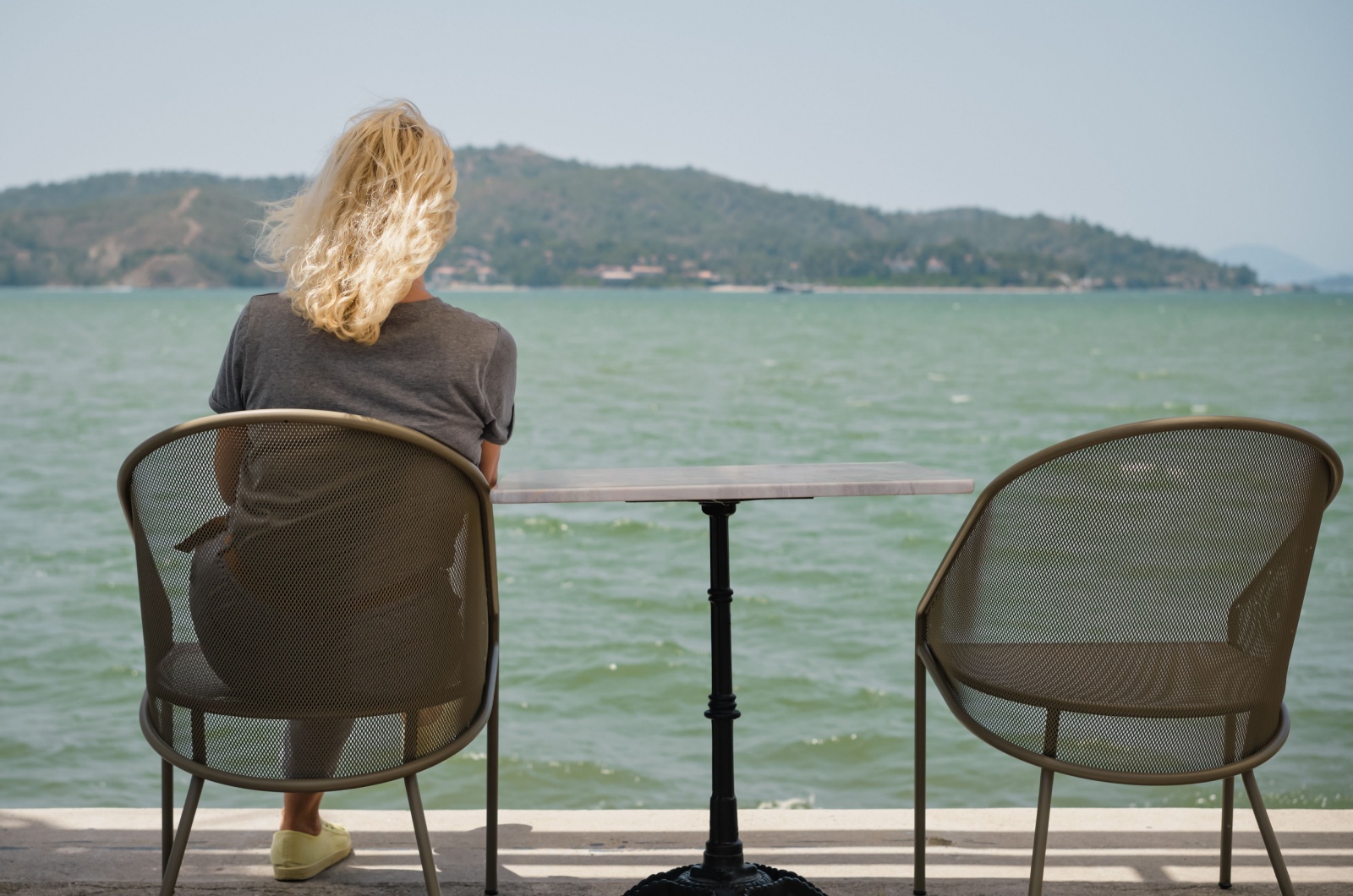 frau sitzt alleine am tisch