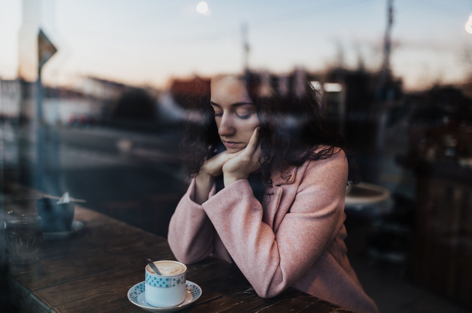 frau sitzt traurig im kaffee