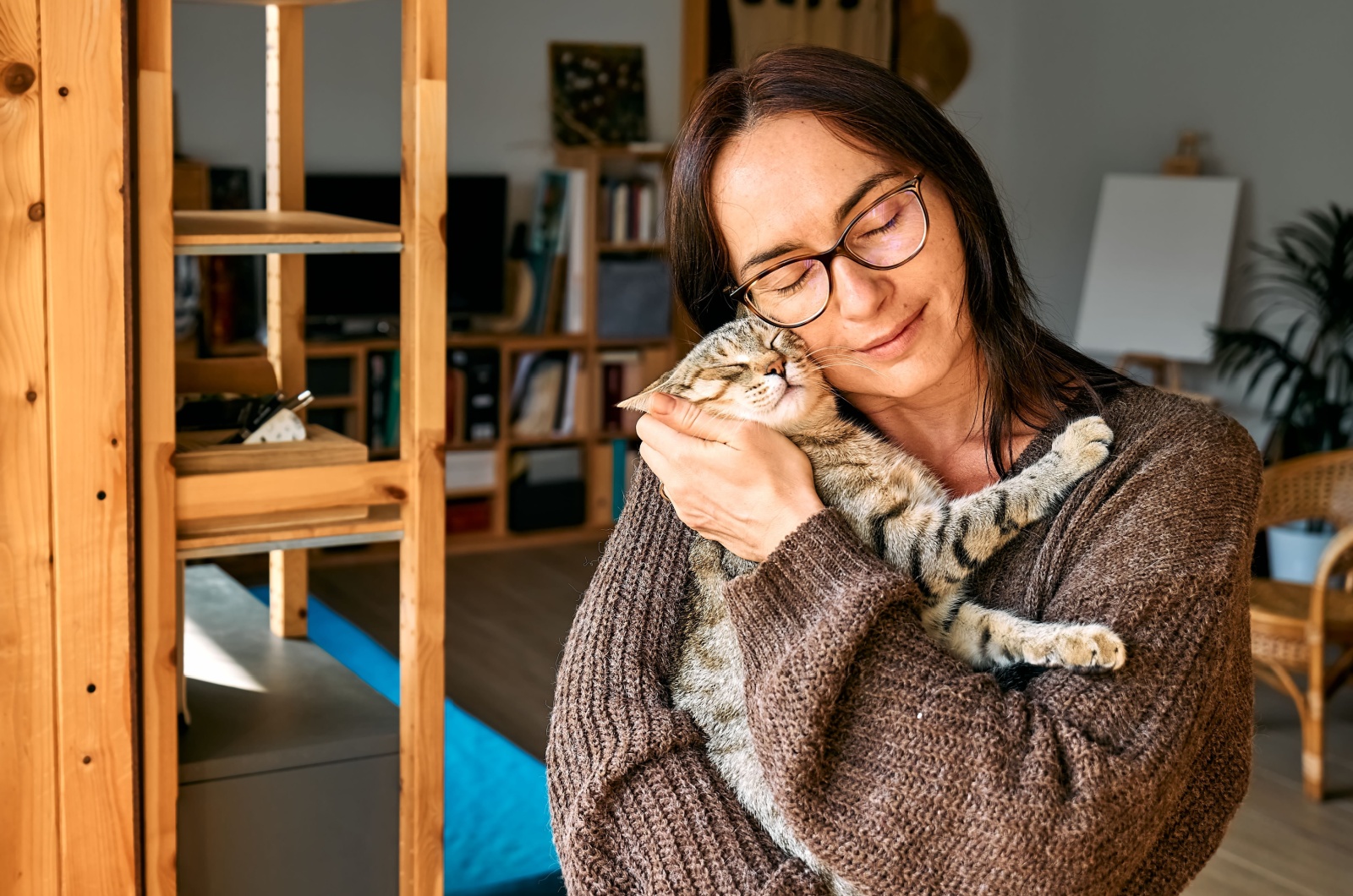 frau umarmt ihre katze