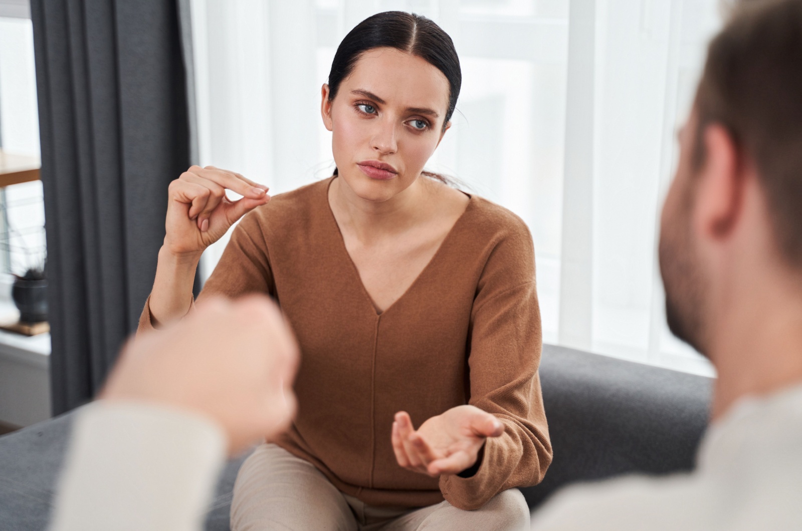 frau und mann ernstes gespraech