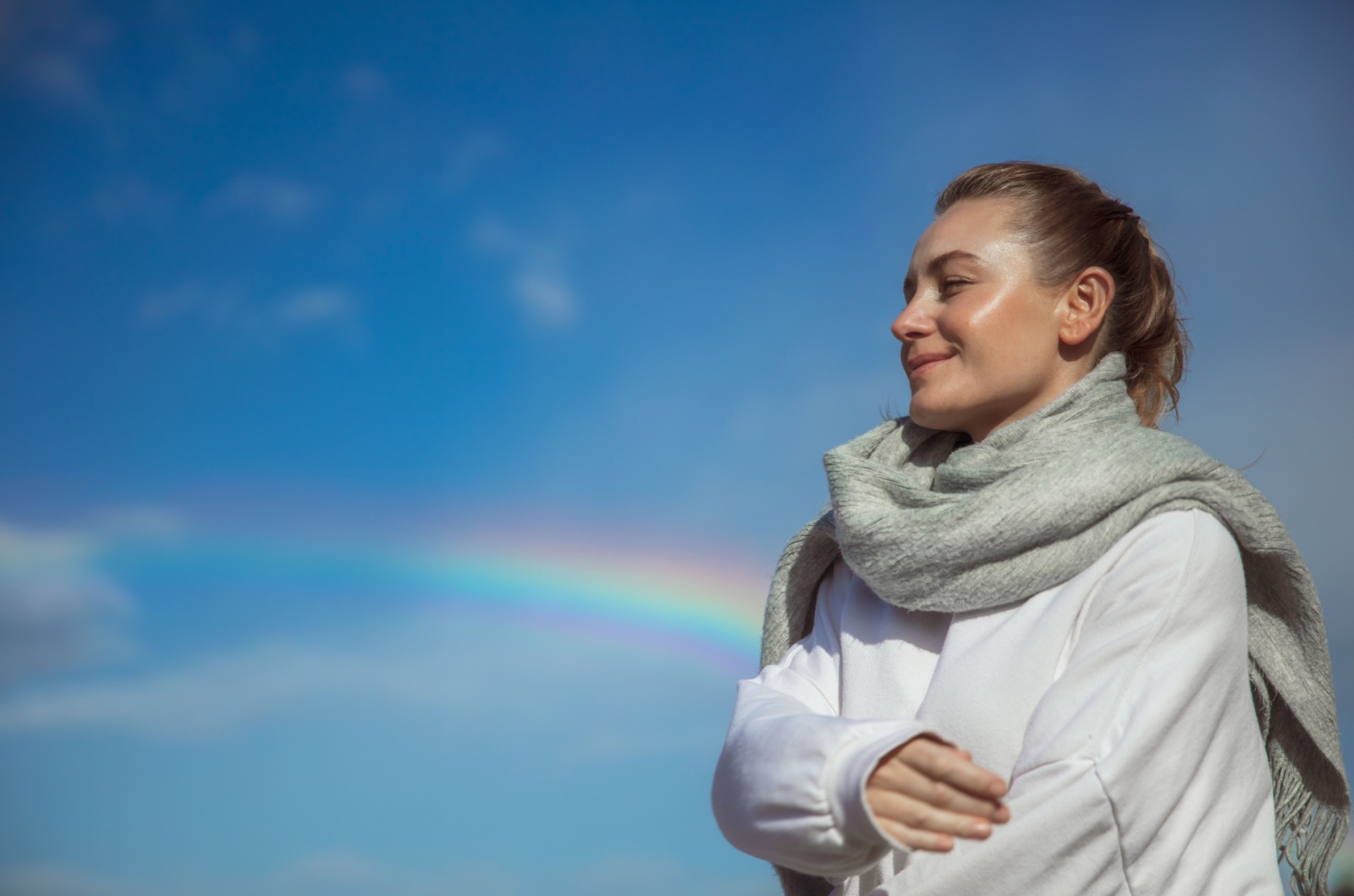 frau und regenbogen