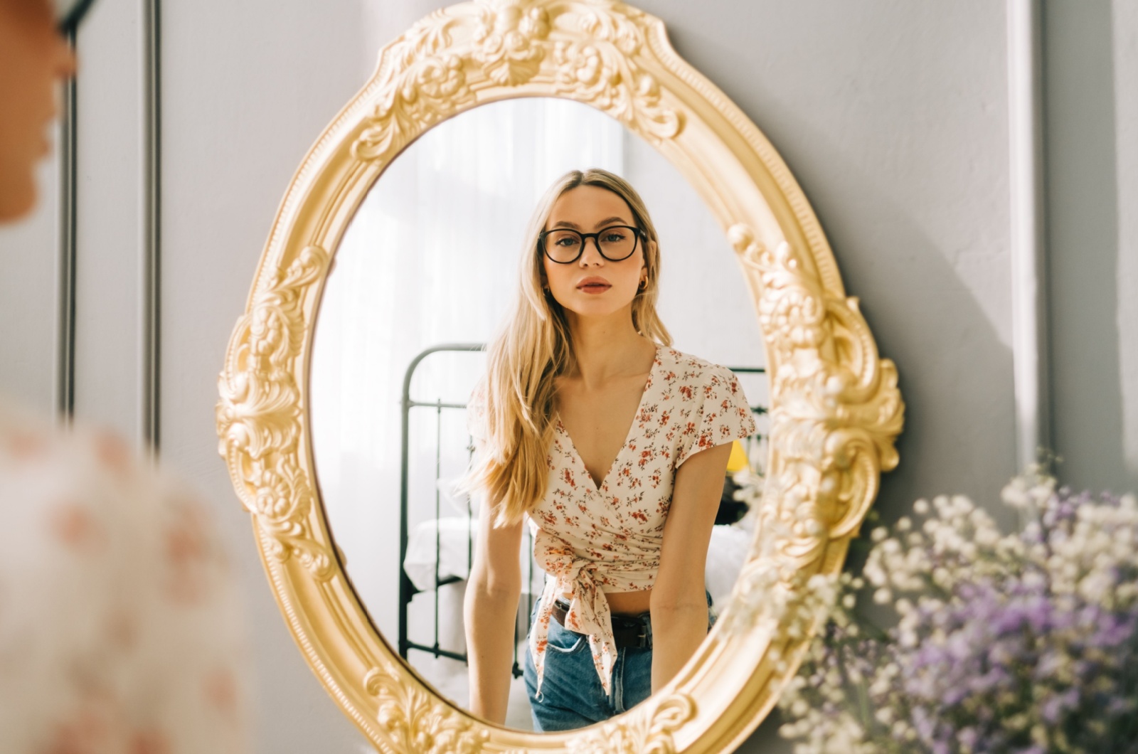 frau vor dem spiegel