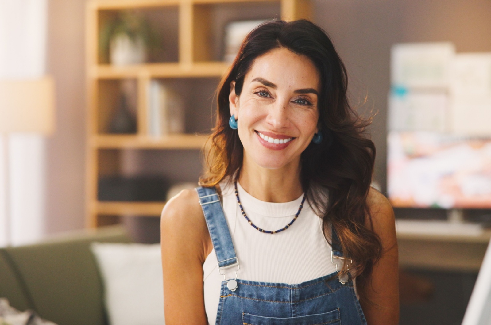 glueckliche frau laechelt