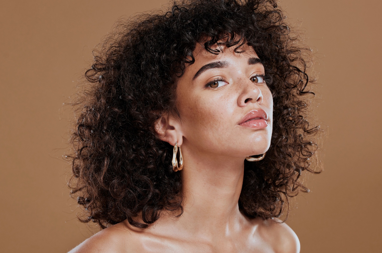 junge frau mit locken