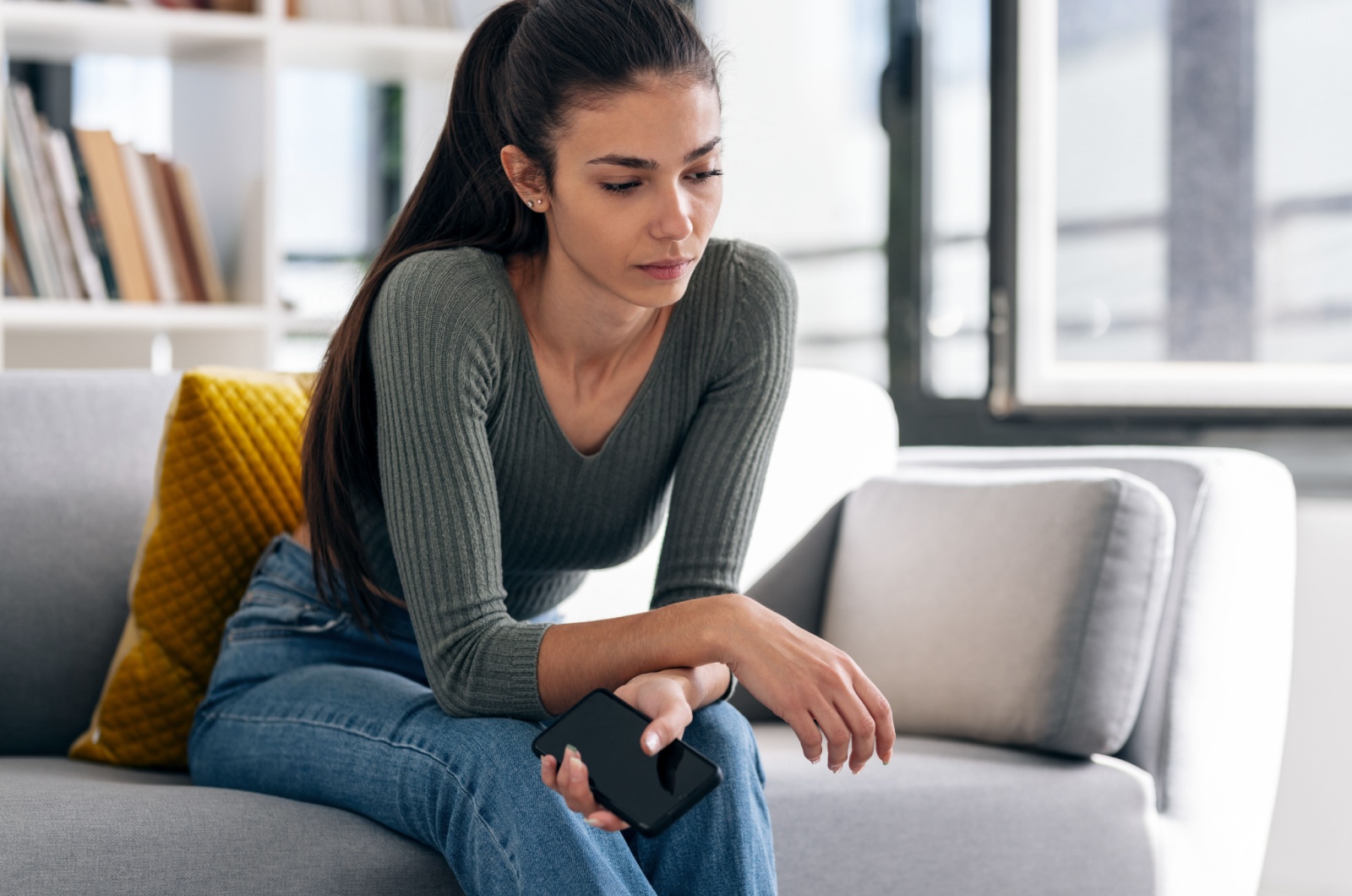 junge frau nachdenklich