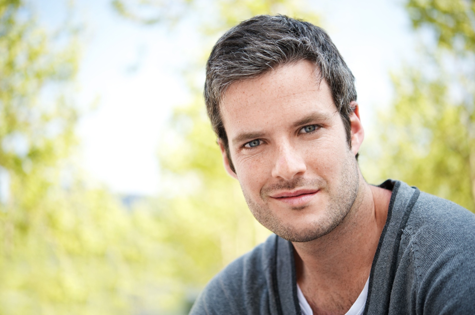 junger mann graue haare