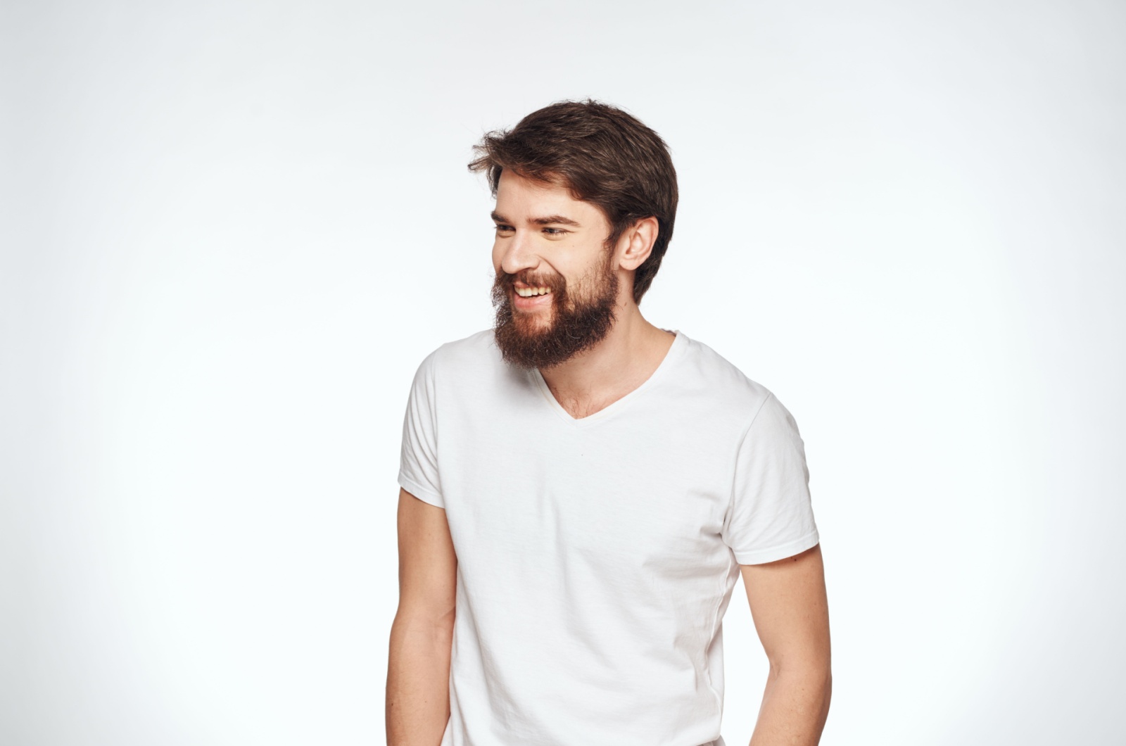 junger mann im weissen shirt