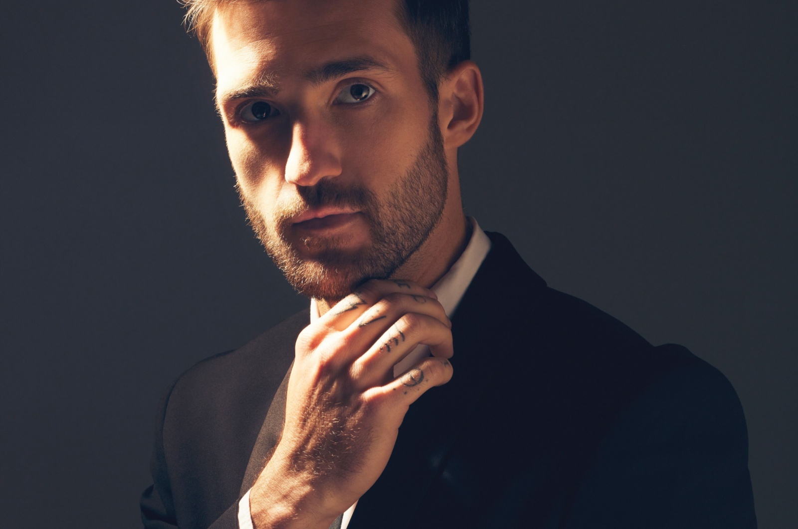 junger mann mit hand auf dem kinn