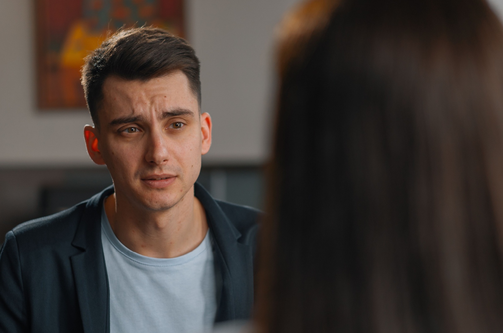 man redet ernst mit frau