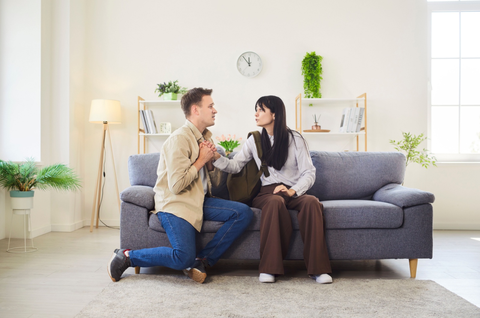 mann auf den knien vor der frau