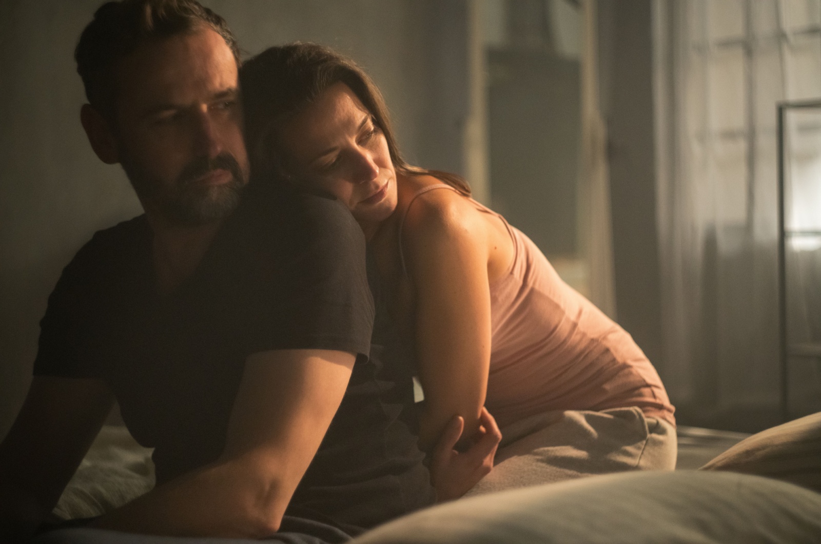 mann denkt an andere frau