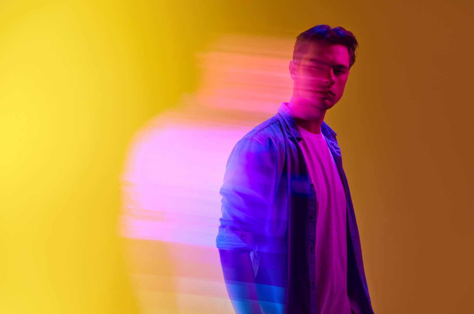 mann im breiten neon licht