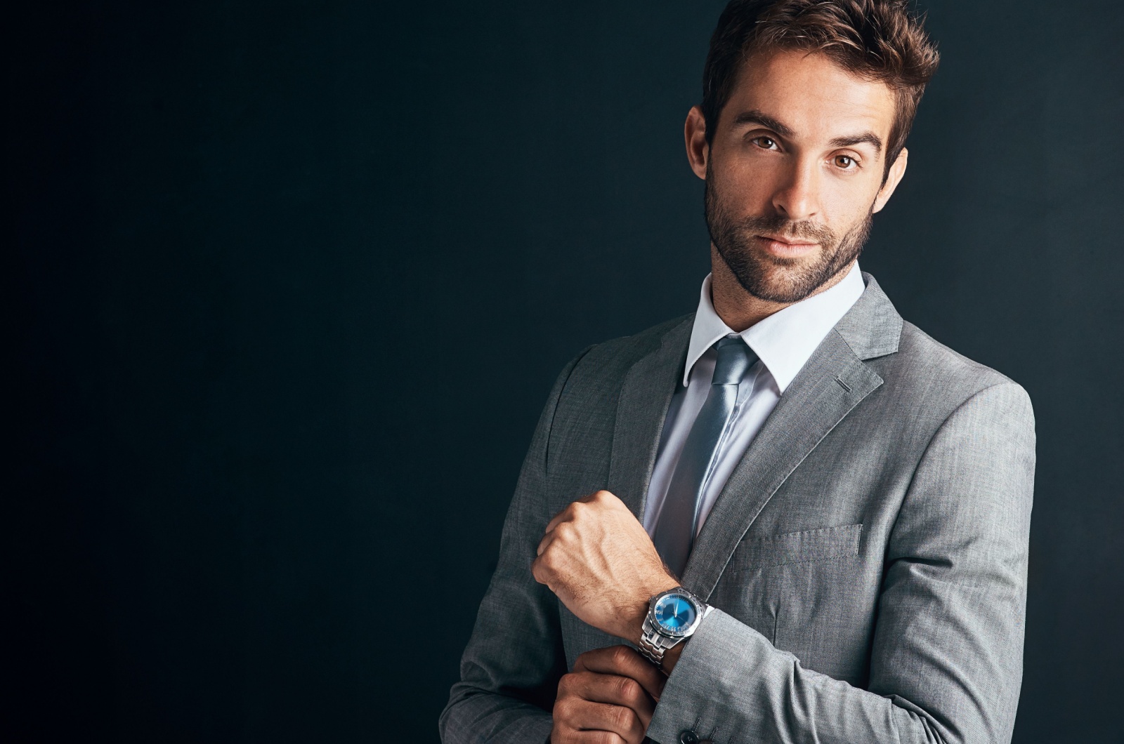 mann im grauen anzug