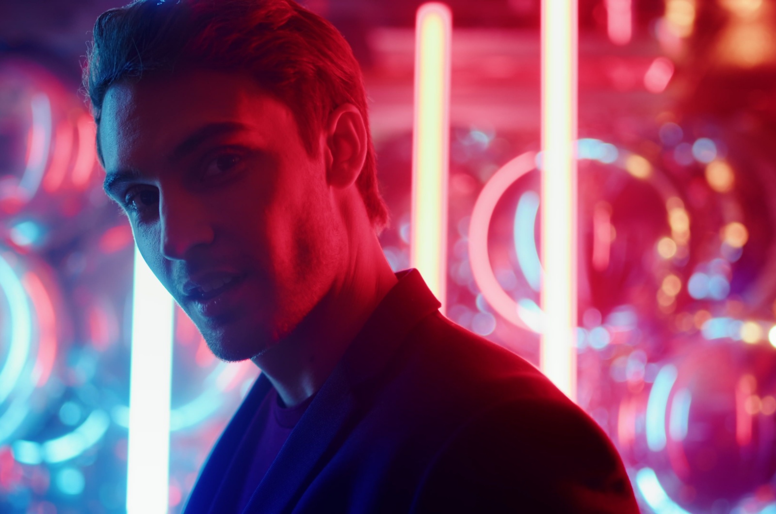 mann im neon roten licht