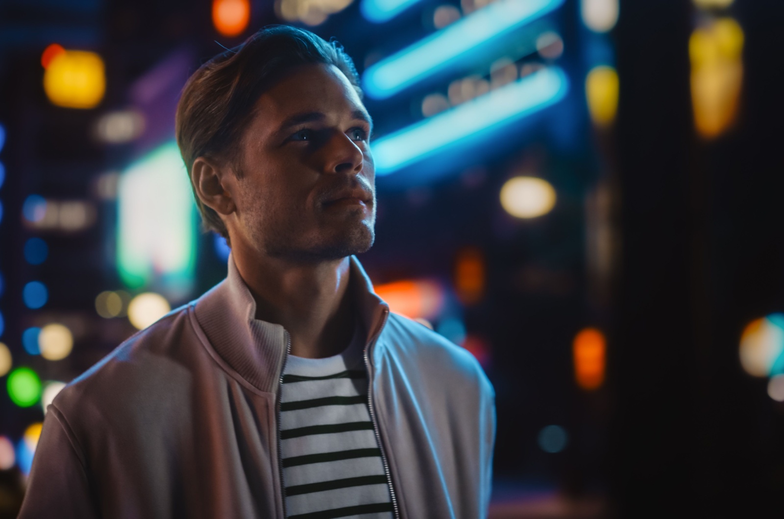 mann in der stadt nachts