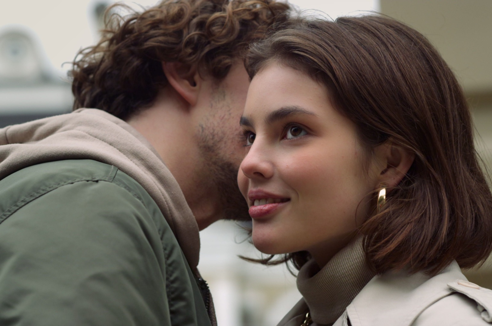 mann kuesst frau auf die backe