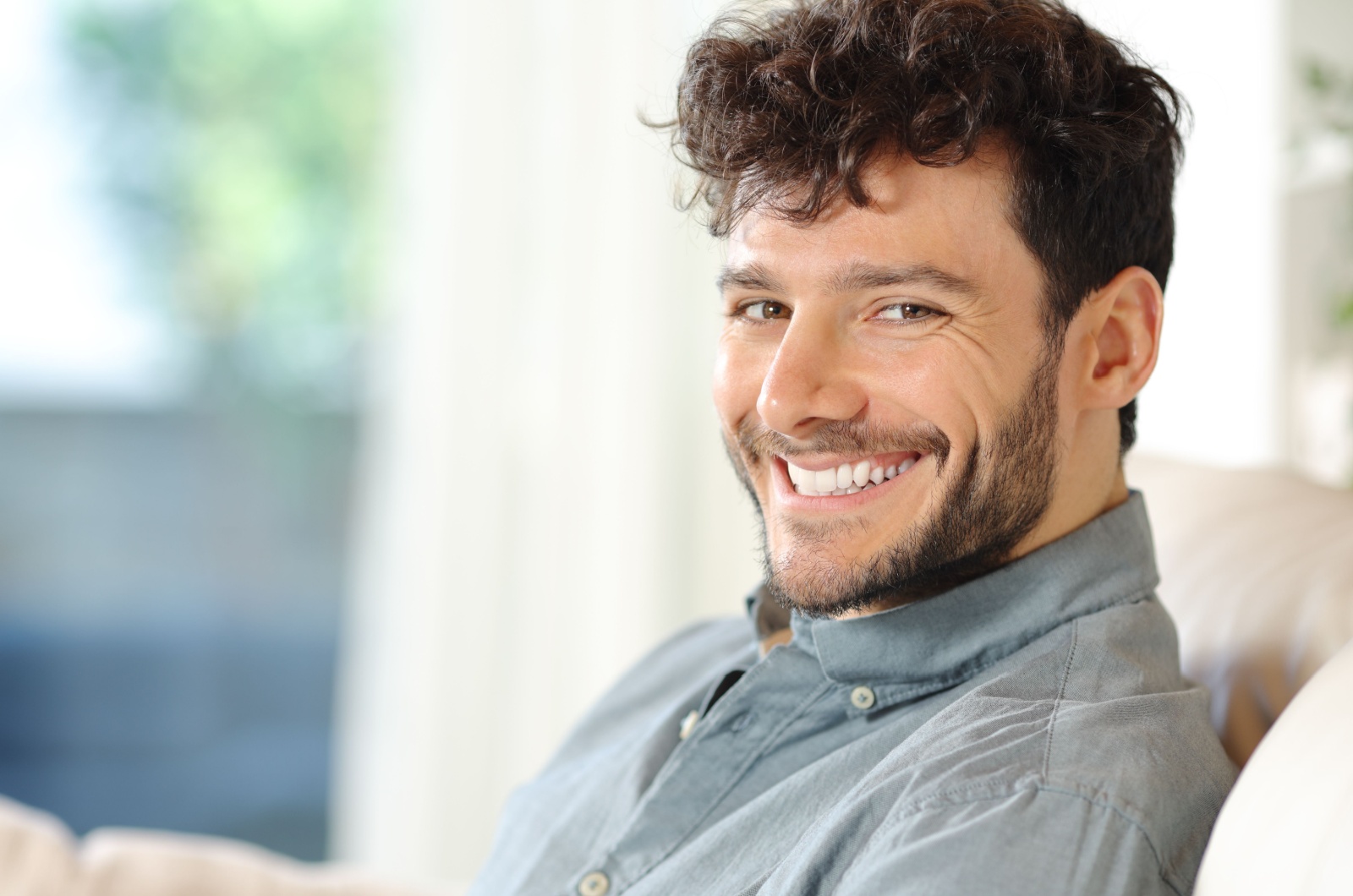 mann lacht freundlich