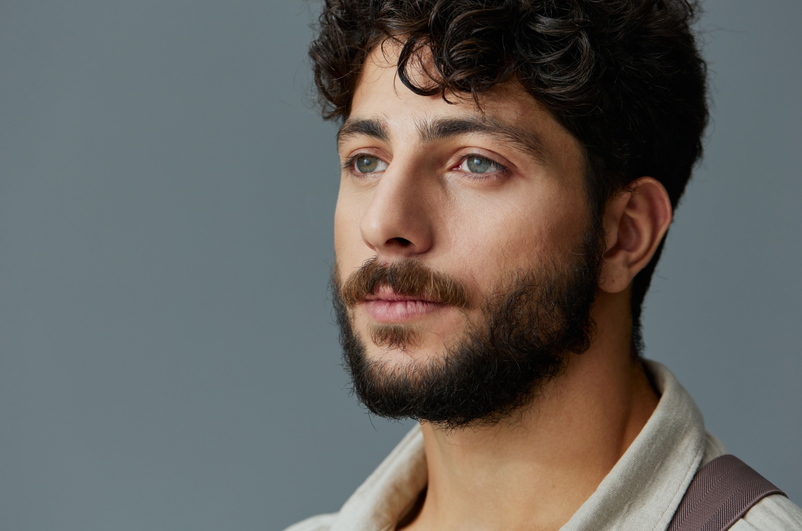 mann mit blauen augen und schwarzem haar