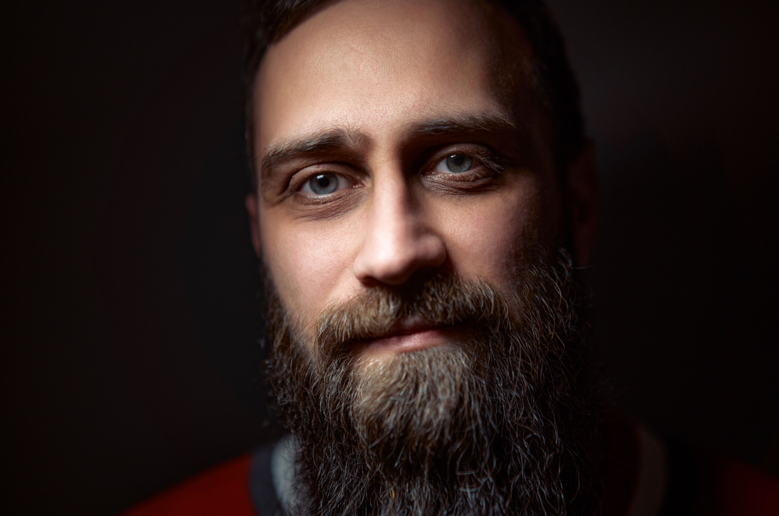 mann mit blauen augen