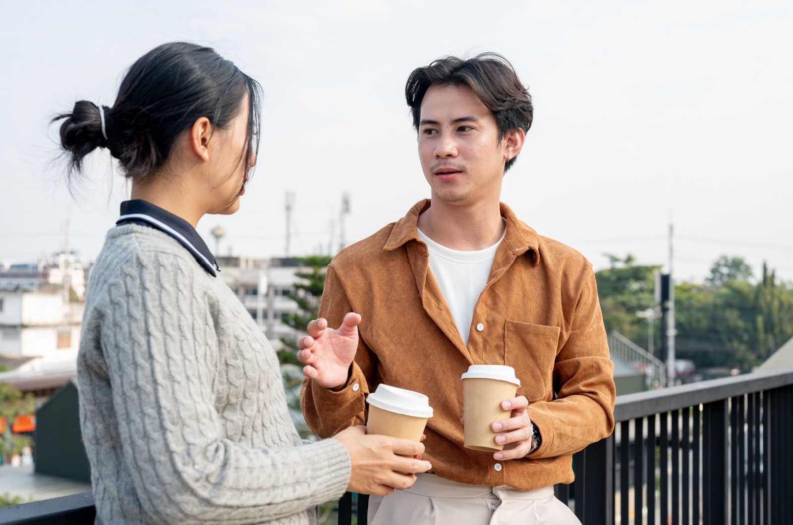 mann redet mit frau ueber ex