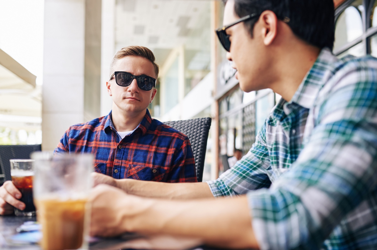 mann redet mit freund ueber ex