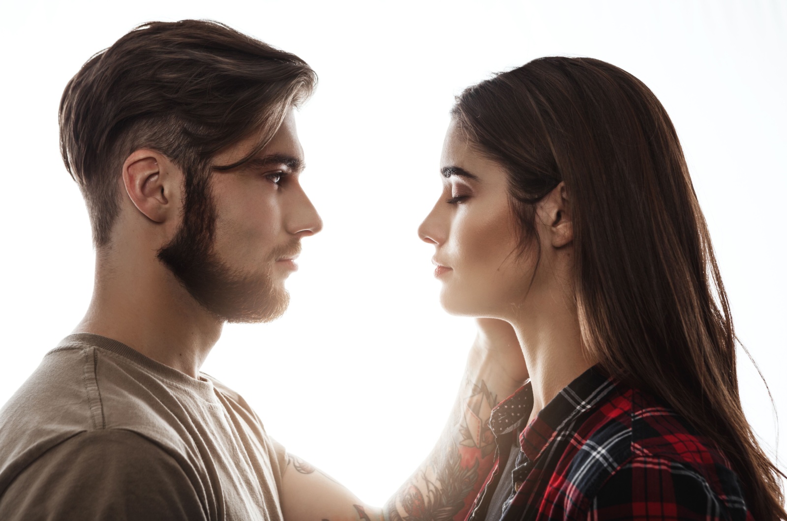 mann sieht frau verliebt an