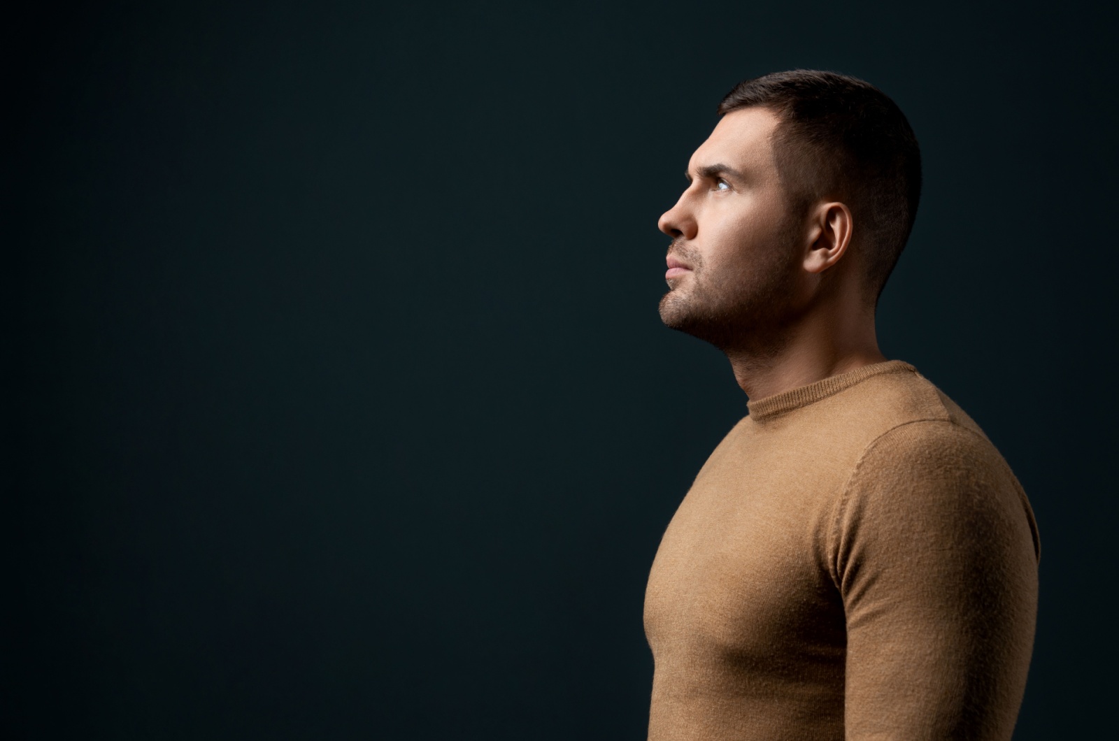 mann sieht nach oben