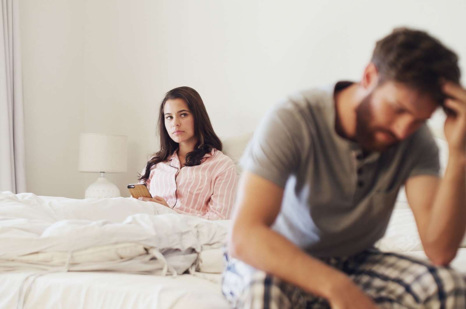 mann sitzt auf bettkante