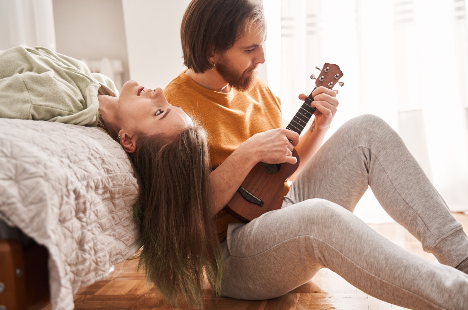 mann spielt gitarre fuer frau