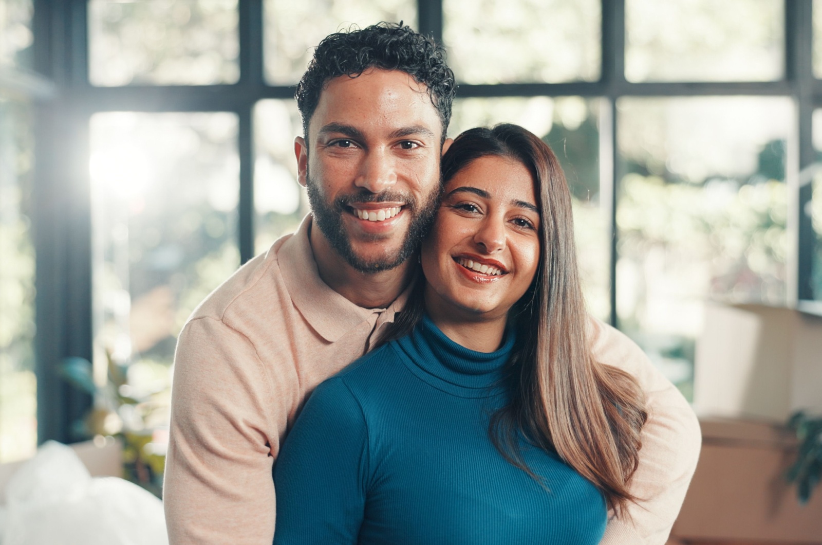 mann umarmt frau verliebt