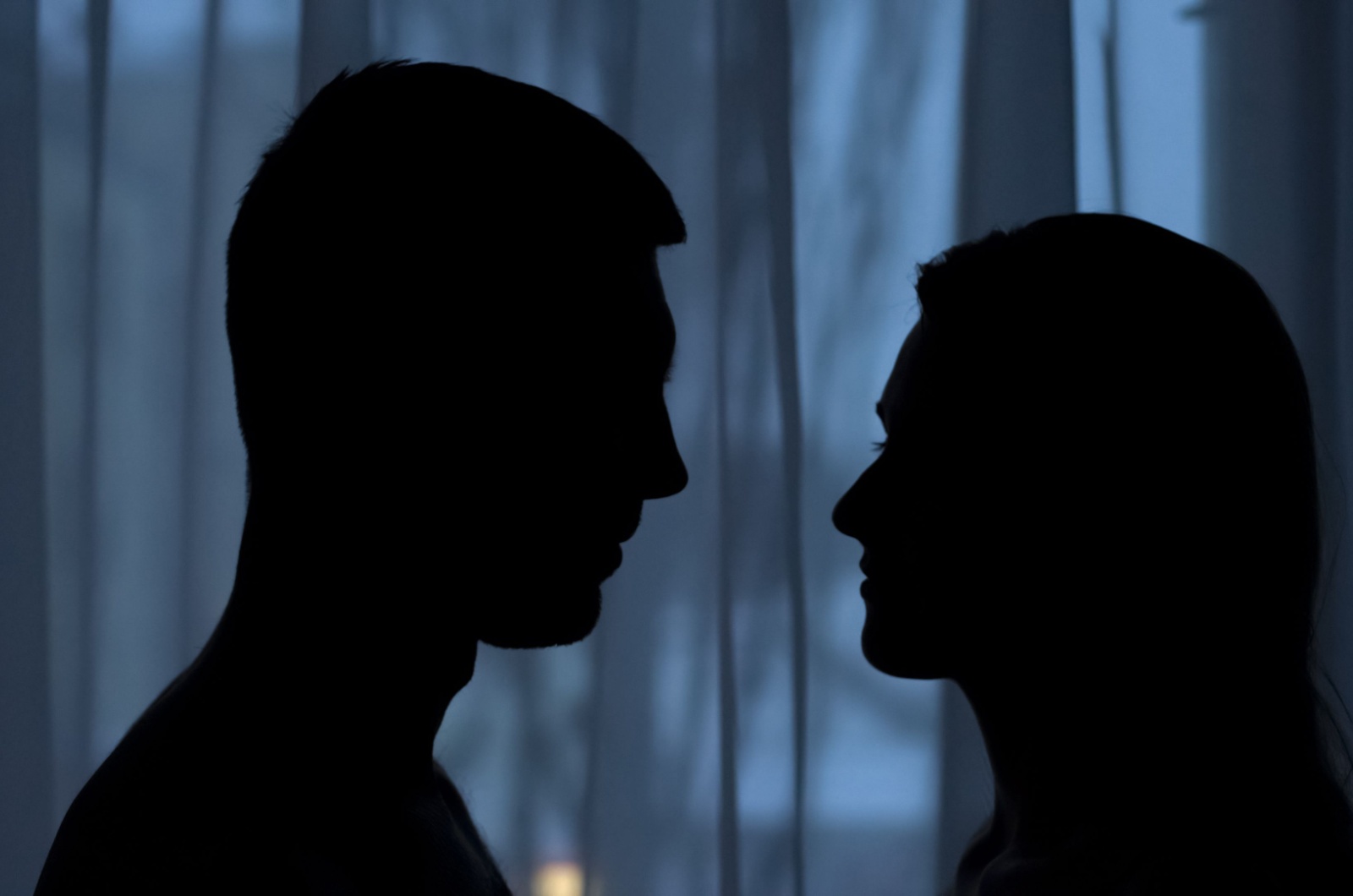 mann und frau in der dunkelheit