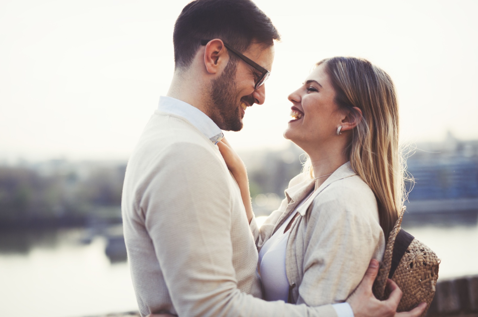 mann und frau lachen sich an