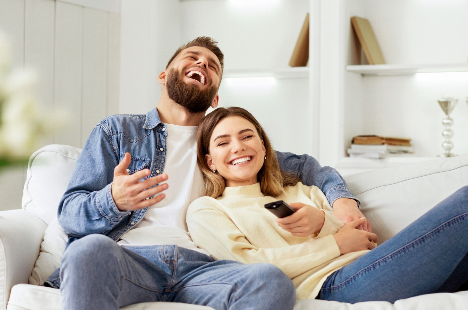 mann und frau lachen zusammen