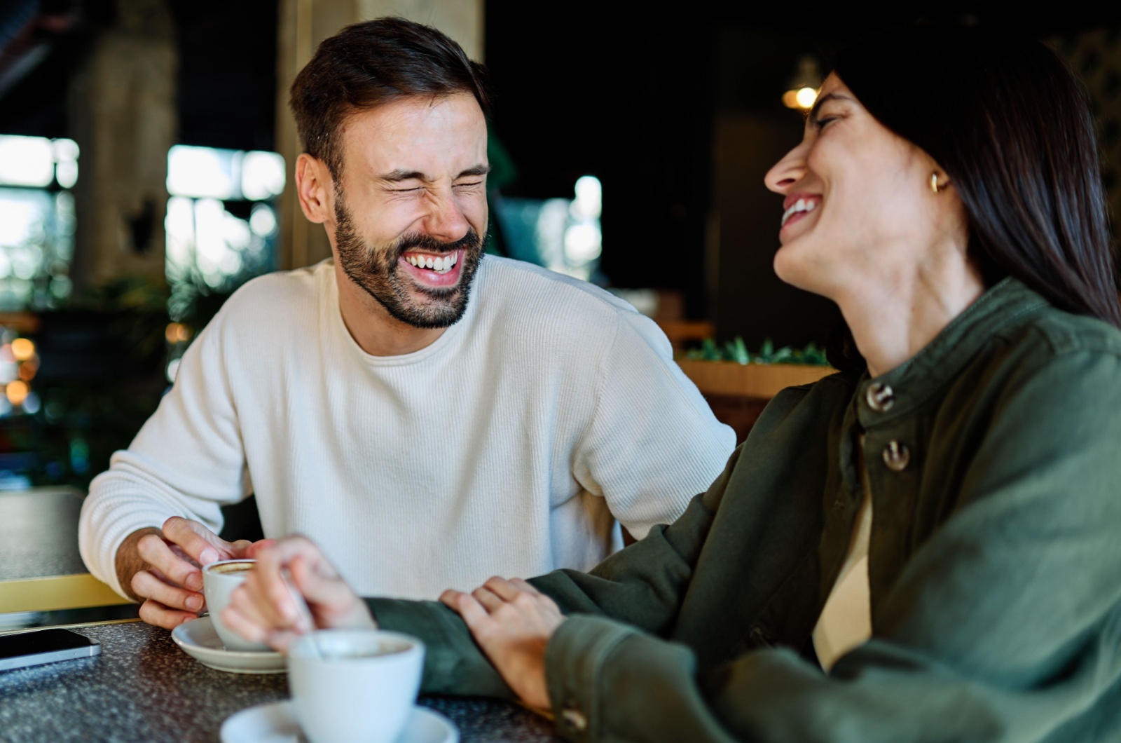 mann und frau lachen