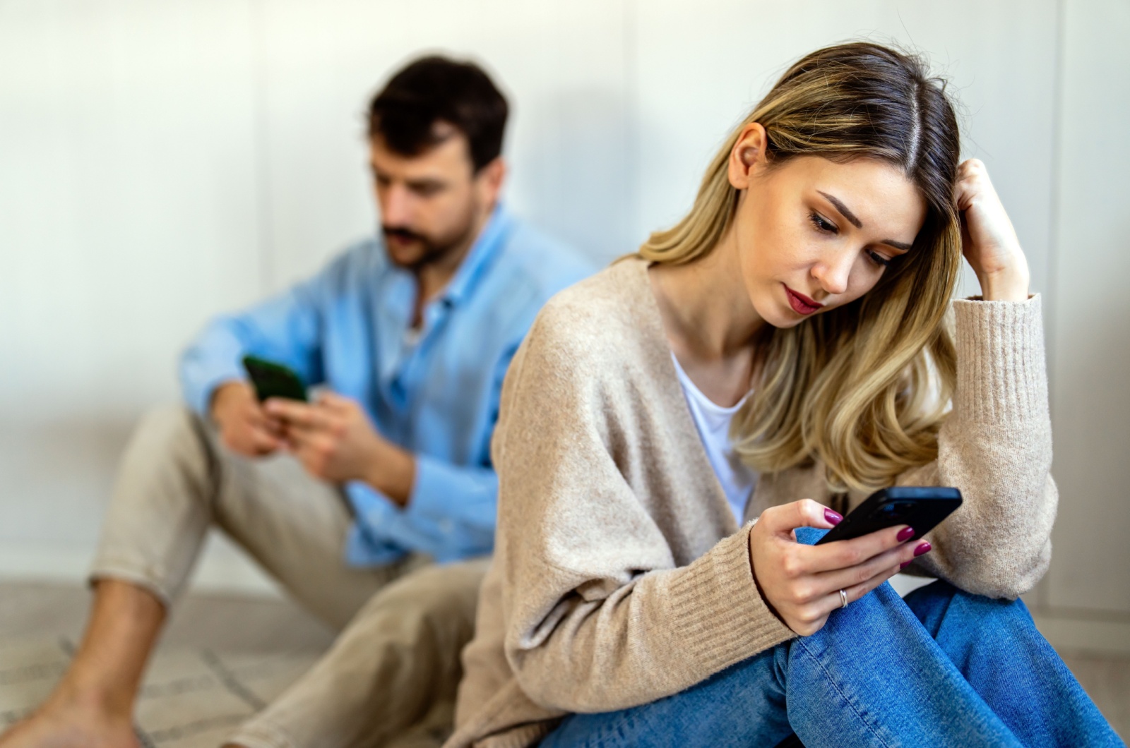 mann und frau mit handys