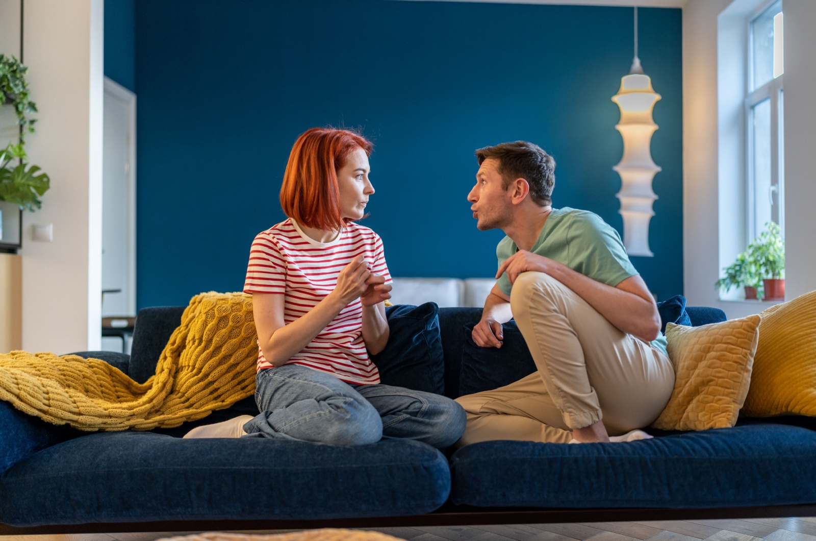 mann und frau reden auf couch