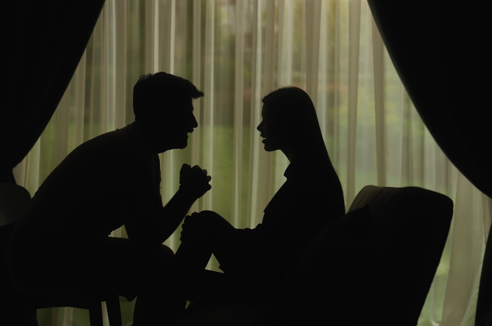mann und frau reden schatten