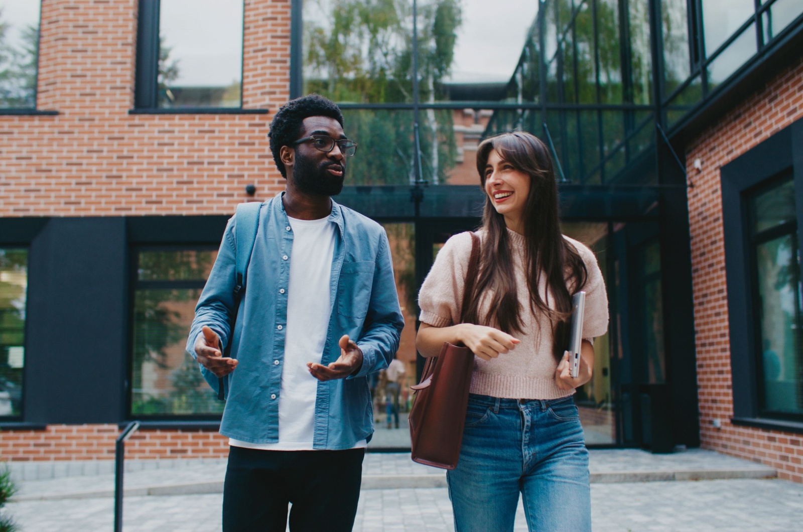 mann und frau reden und spazieren