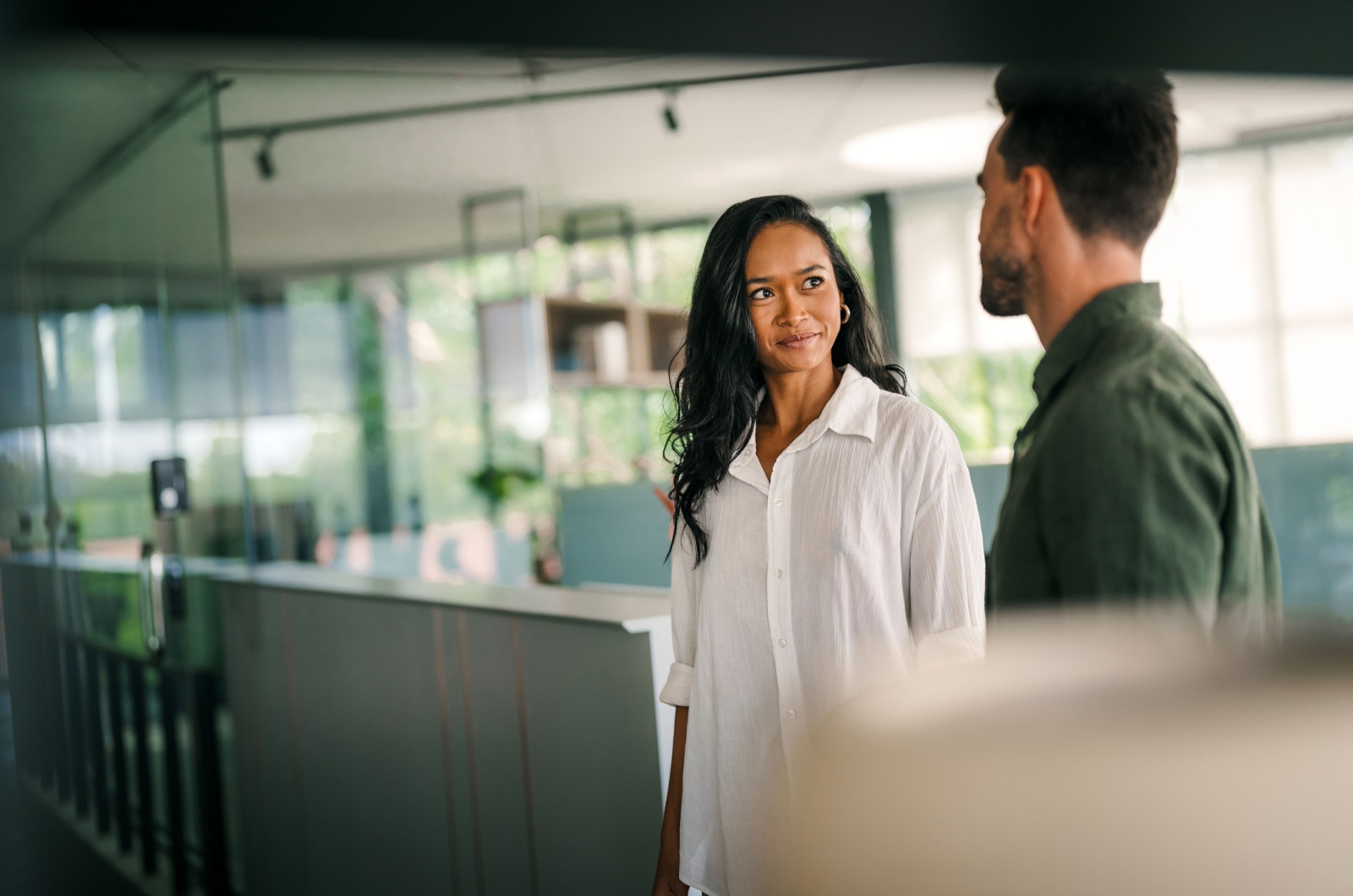 mann und frau schauen sich an