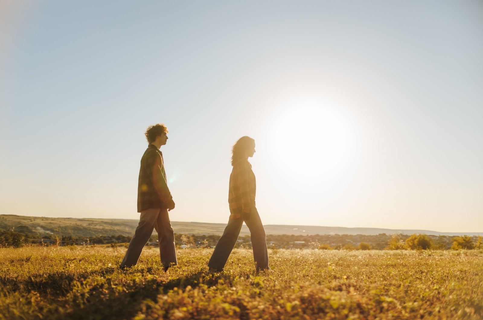 mann und frau spazieren