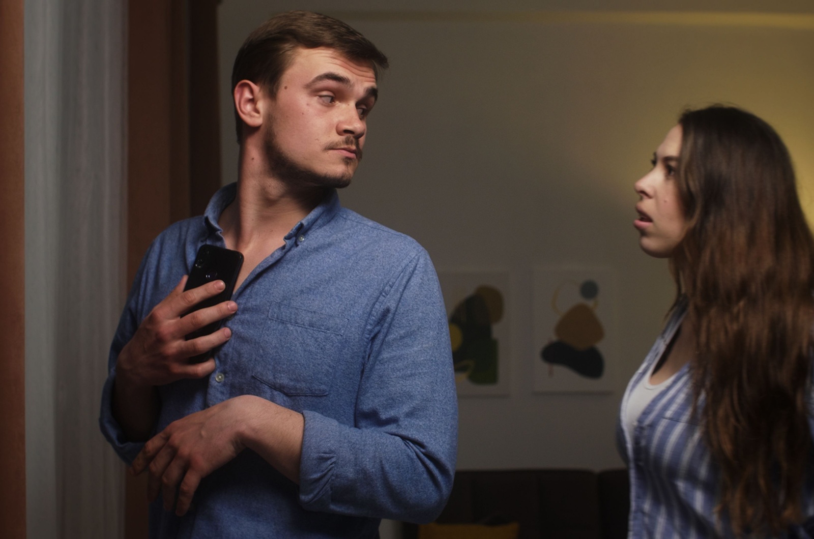 mann versteckt handy vor frau