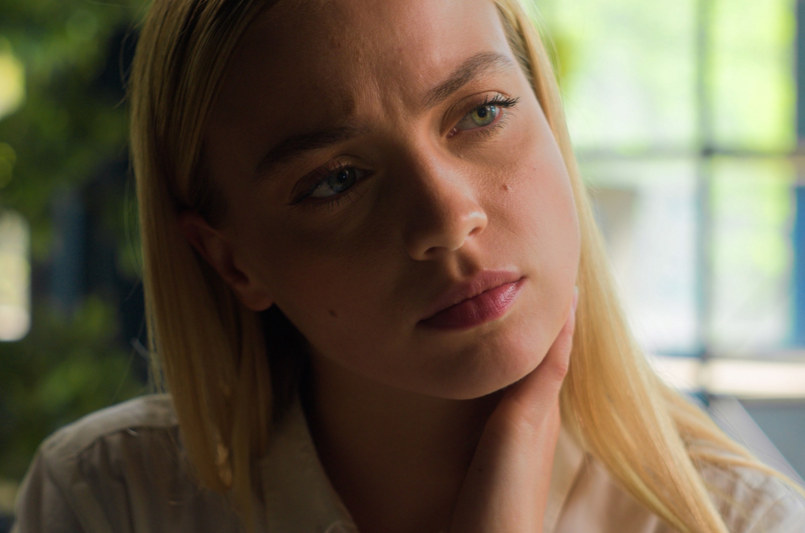 nachdenkliche frau wirkt traurig