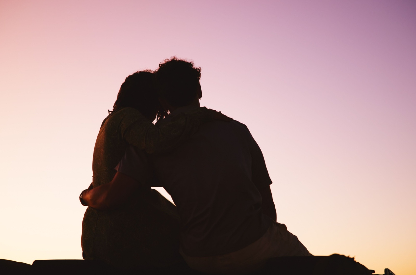 paar beobachtet sonnenuntergang