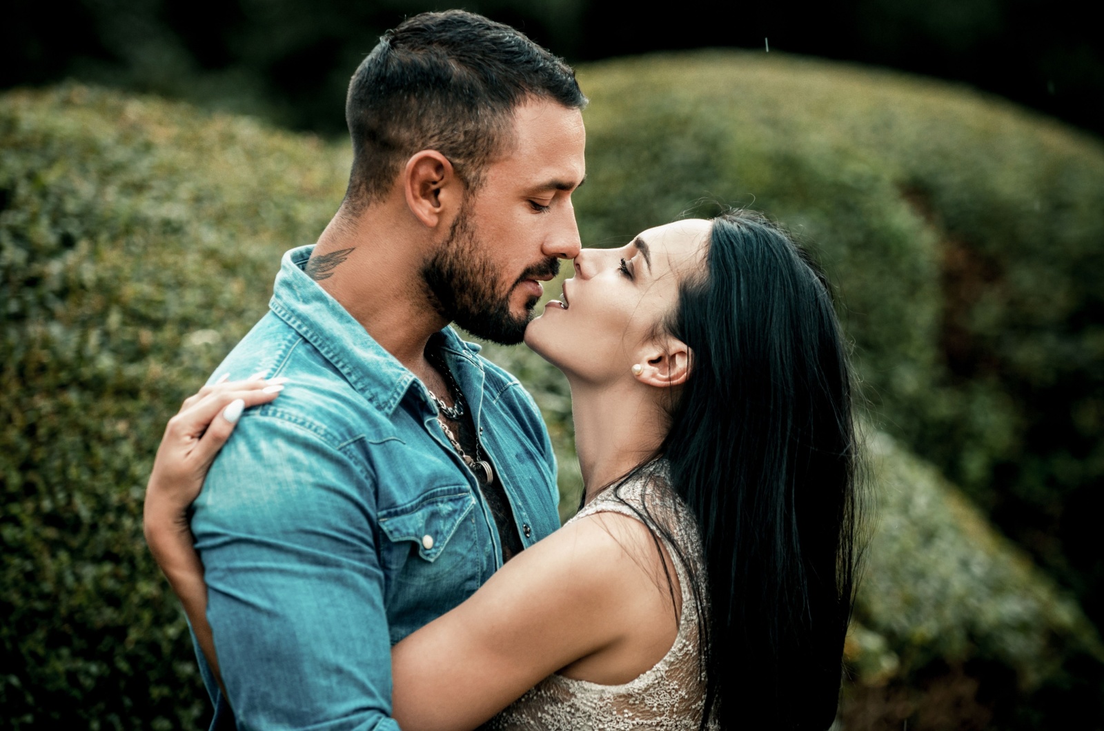 paar kuesst sich sinnlich