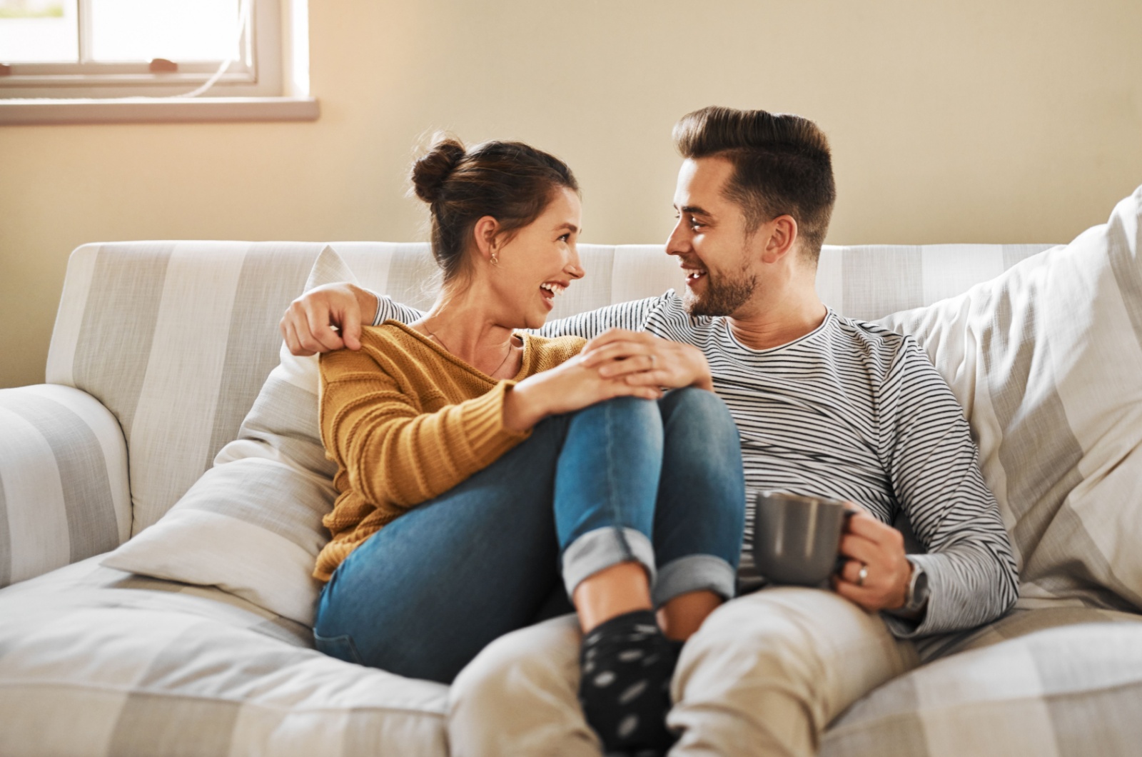 paar lacht auf couch