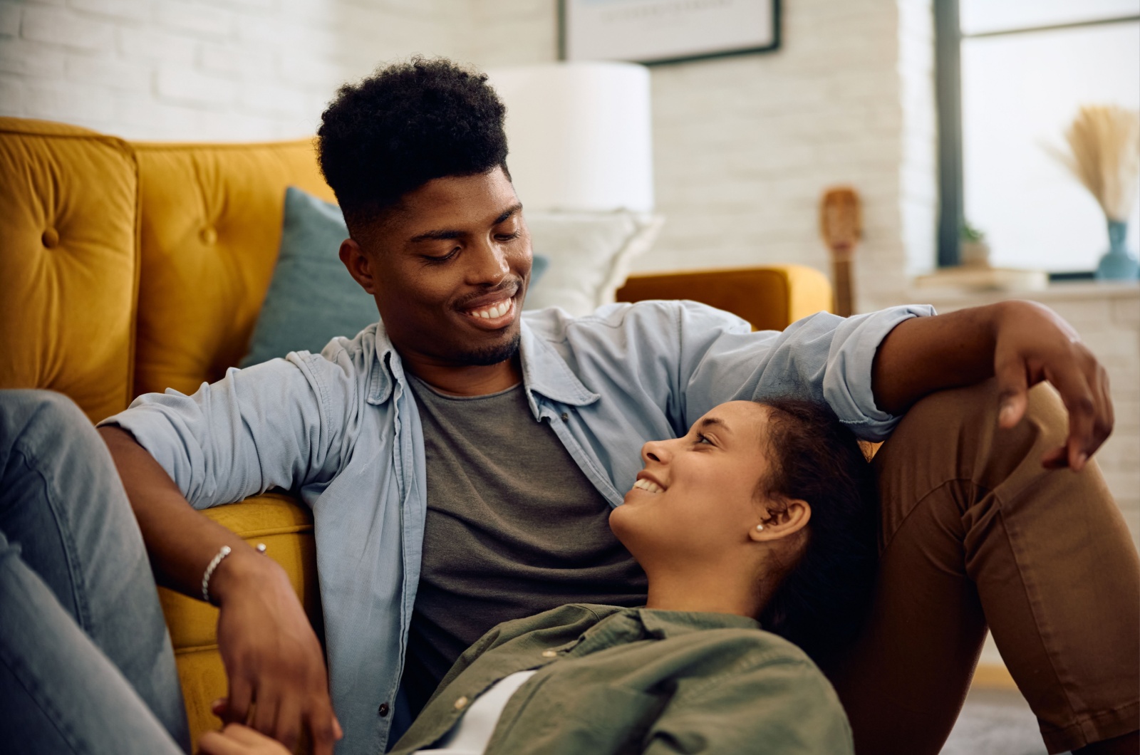 paar laechelt sich an