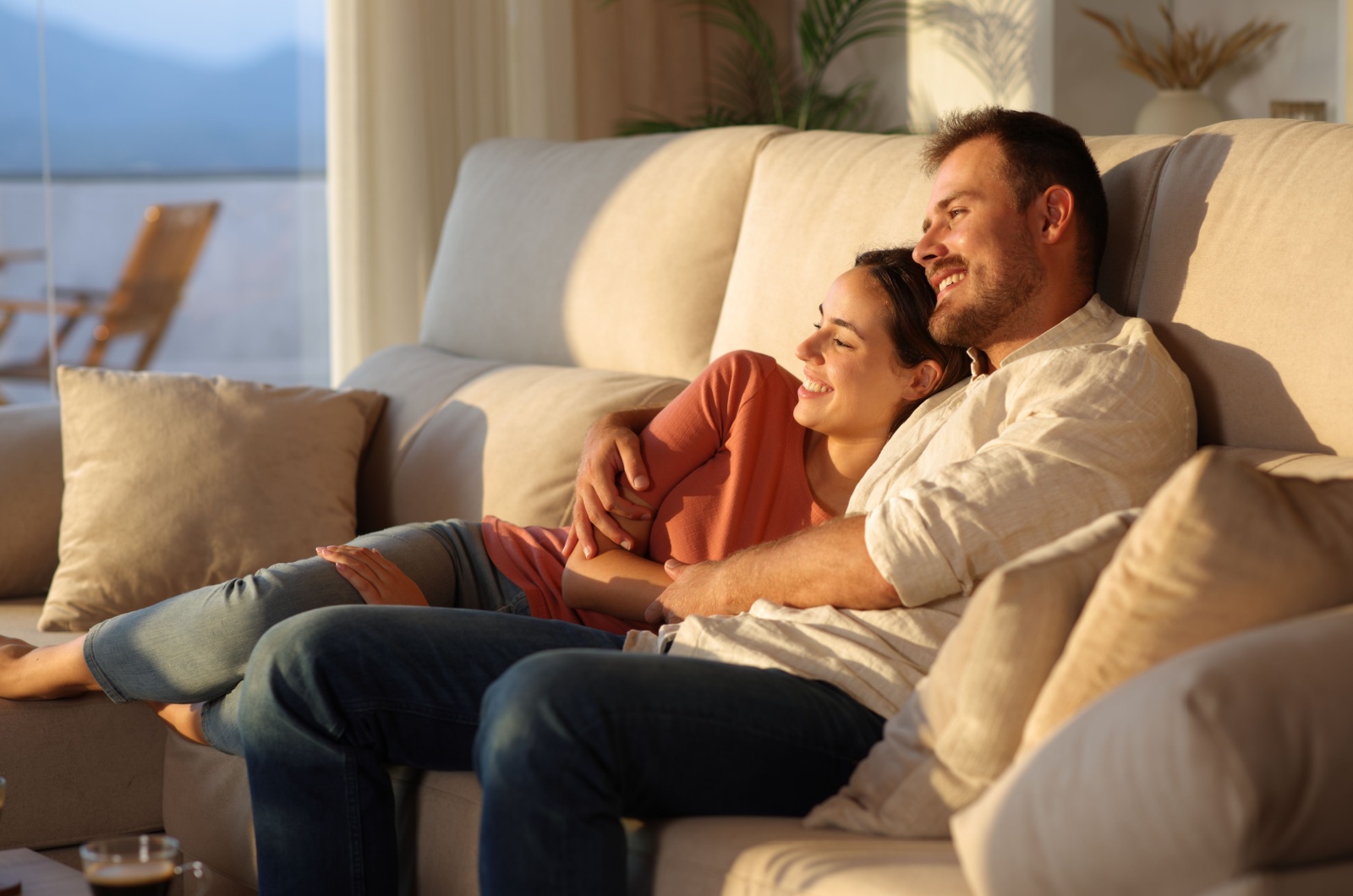 paar liegt auf der couch