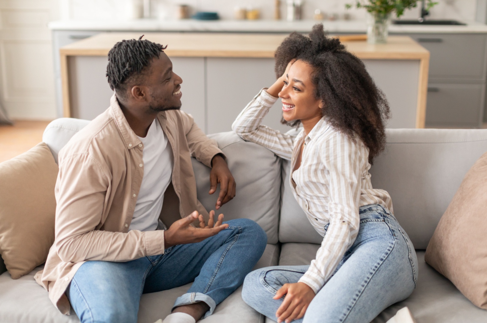 paar redet und lacht