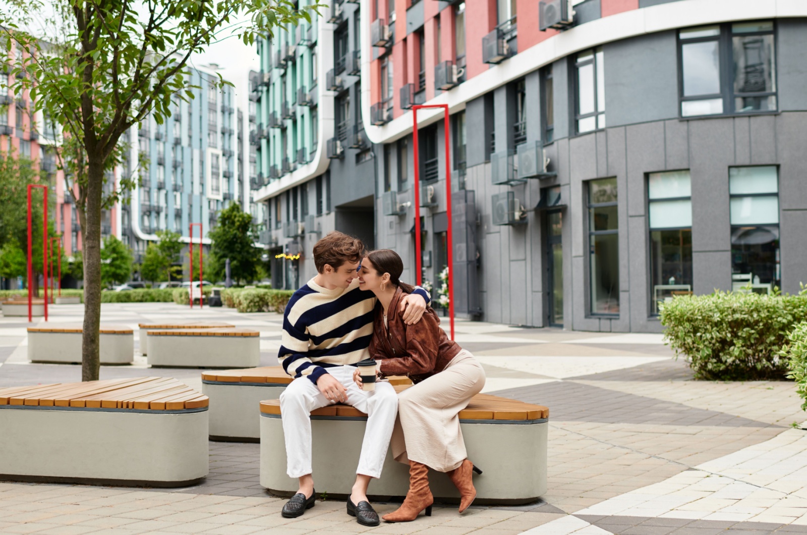 paar sitzt auf einer bank